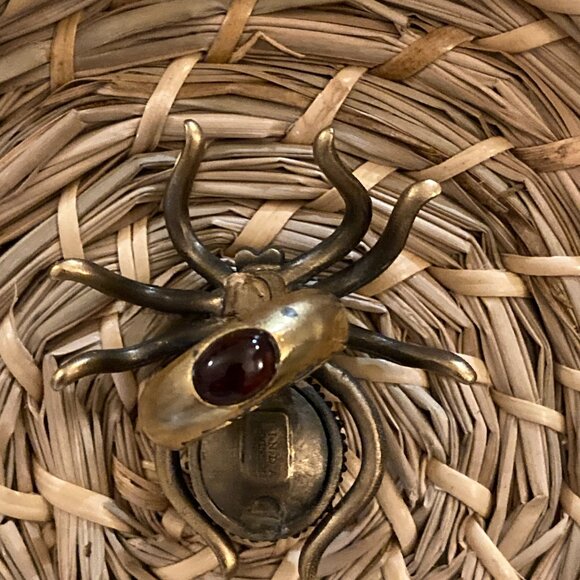 V. RARE 90's Linda Levinson Matte Gold, Rhinestone & Garnet Spider Ring, signed. - Picture 7 of 11